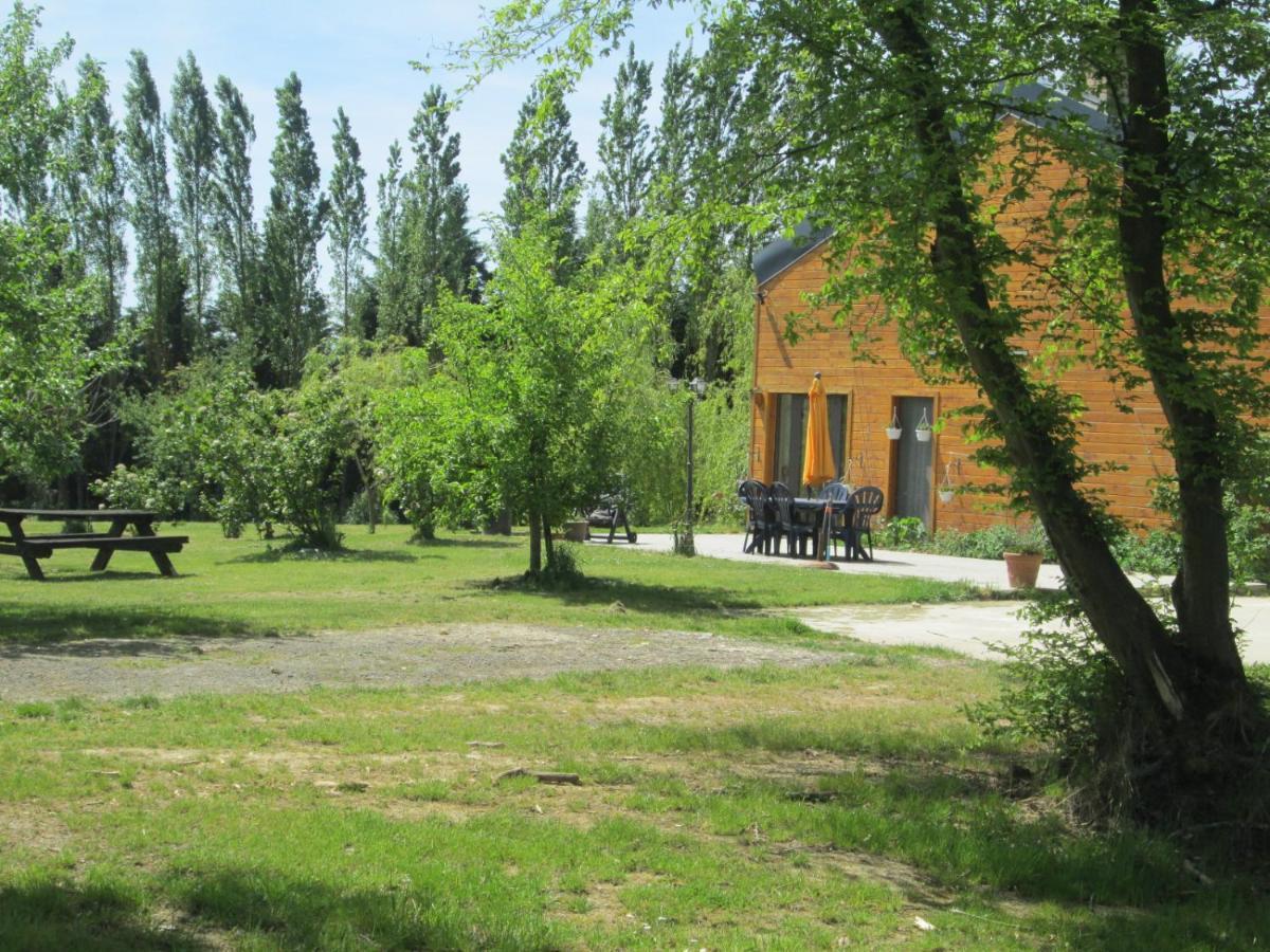 Florennes Gite Neuf 150 M2 Devant Un Grand Lac Prive De 2 Hectares Poissonneux Au Milieu Des Bois Exterior photo