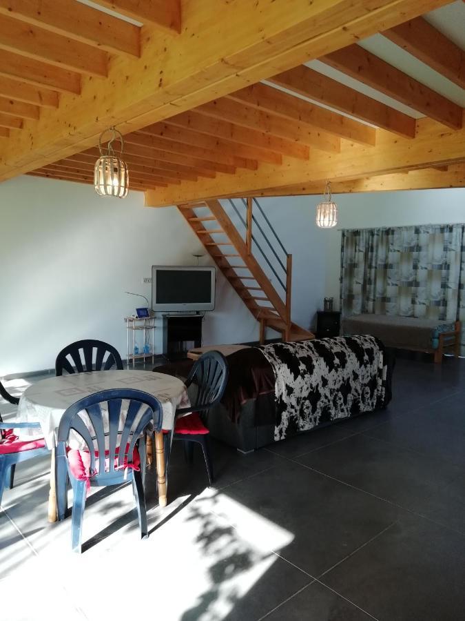 Florennes Gite Neuf 150 M2 Devant Un Grand Lac Prive De 2 Hectares Poissonneux Au Milieu Des Bois Exterior photo
