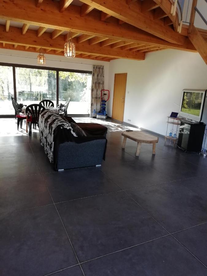 Florennes Gite Neuf 150 M2 Devant Un Grand Lac Prive De 2 Hectares Poissonneux Au Milieu Des Bois Exterior photo