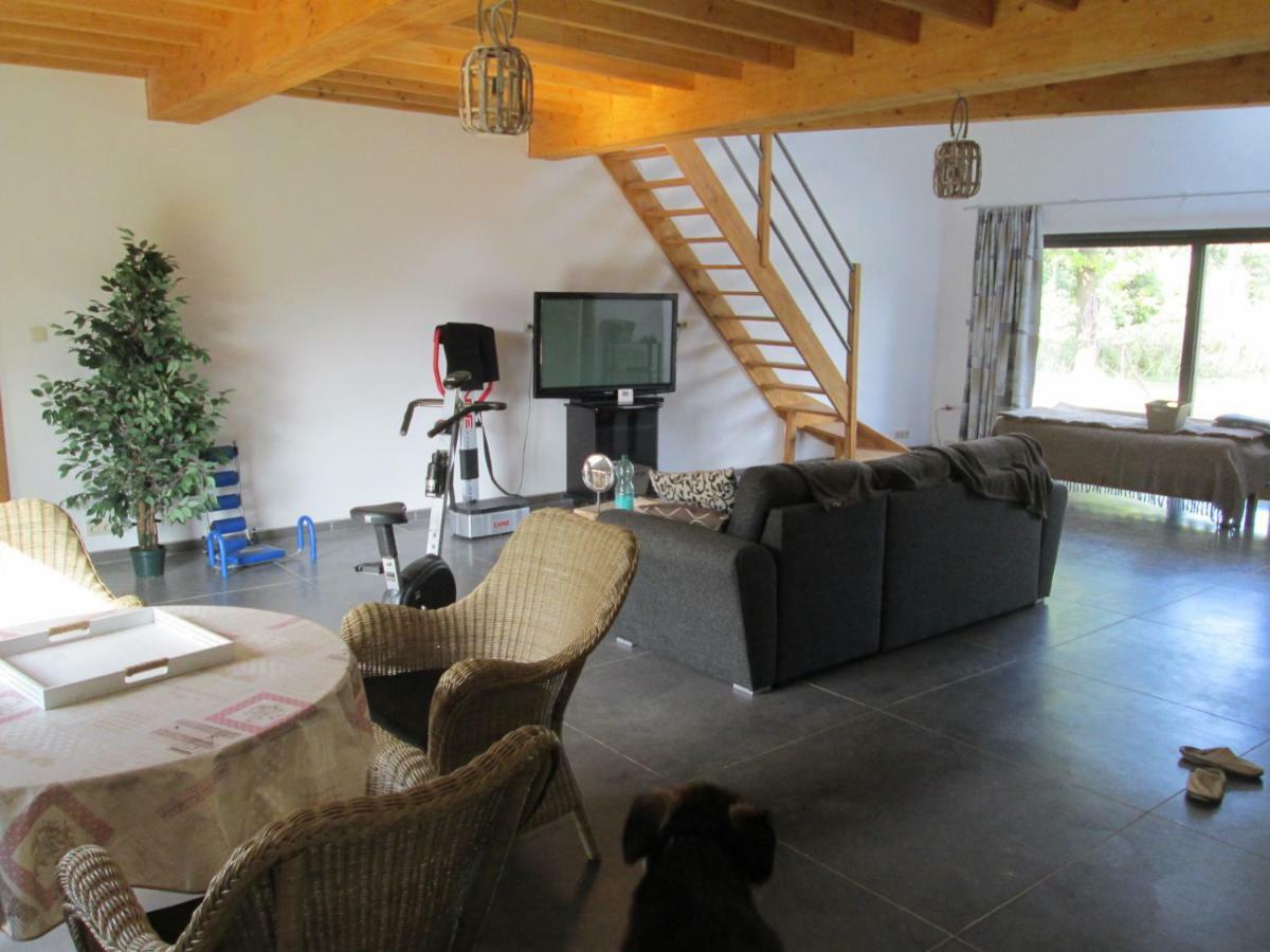 Florennes Gite Neuf 150 M2 Devant Un Grand Lac Prive De 2 Hectares Poissonneux Au Milieu Des Bois Exterior photo