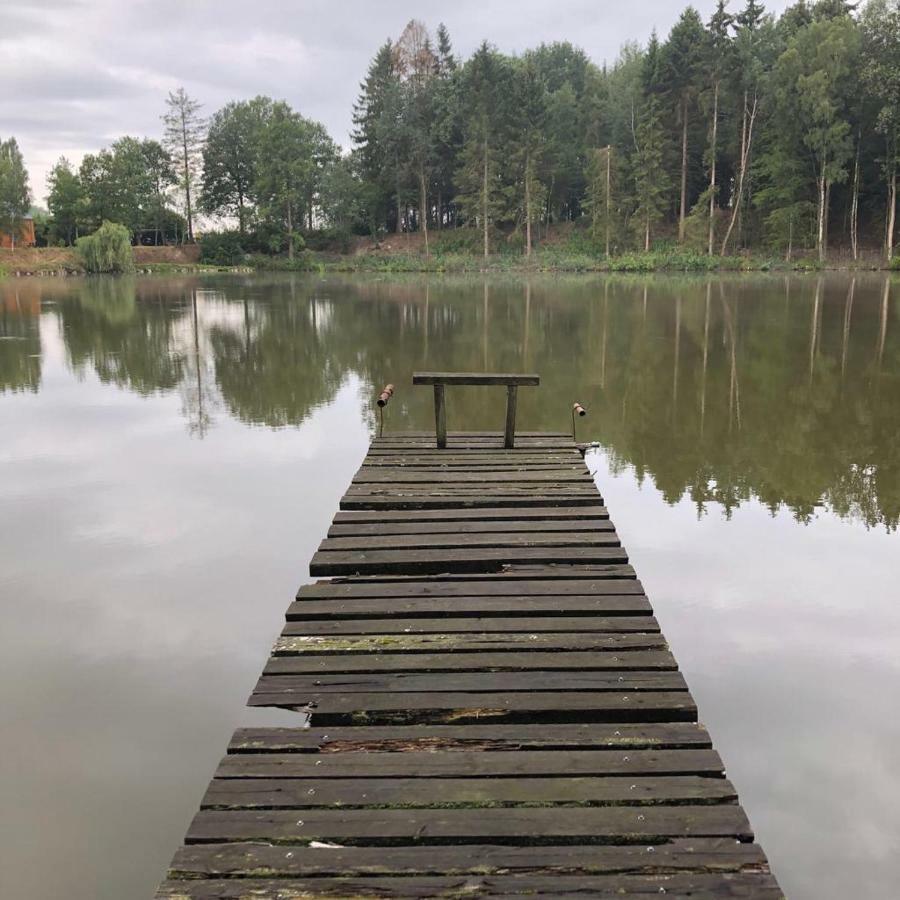Florennes Gite Neuf 150 M2 Devant Un Grand Lac Prive De 2 Hectares Poissonneux Au Milieu Des Bois Exterior photo